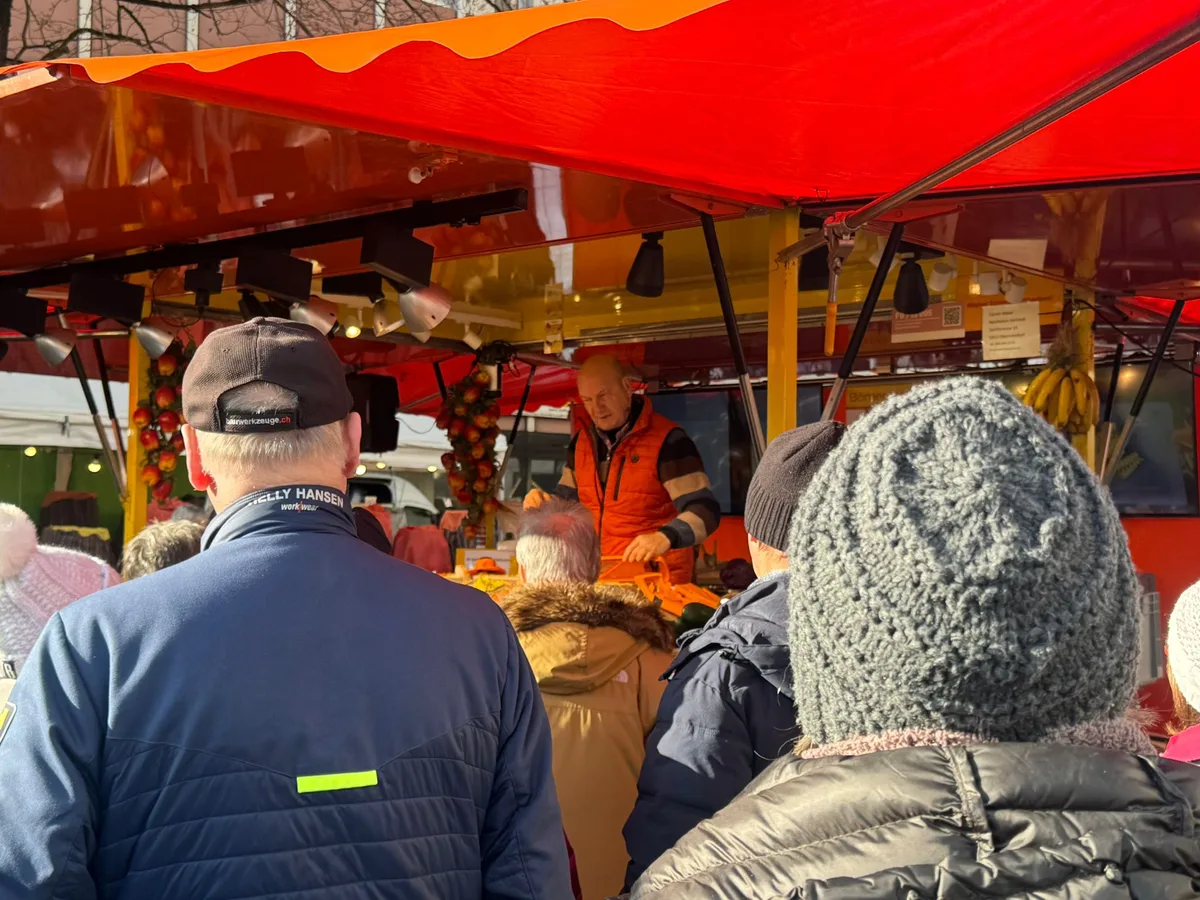 Ein Marktfahrer präsentiert seine Geräte.